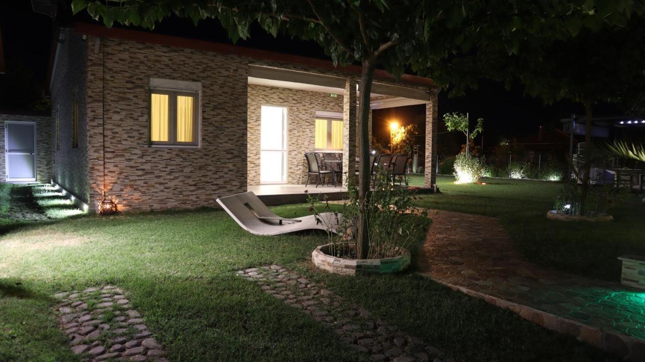Costa Petra - Luxury Seaside Cottage With Garden - Vacation House For Families In Greece Néa Meságkala Extérieur photo