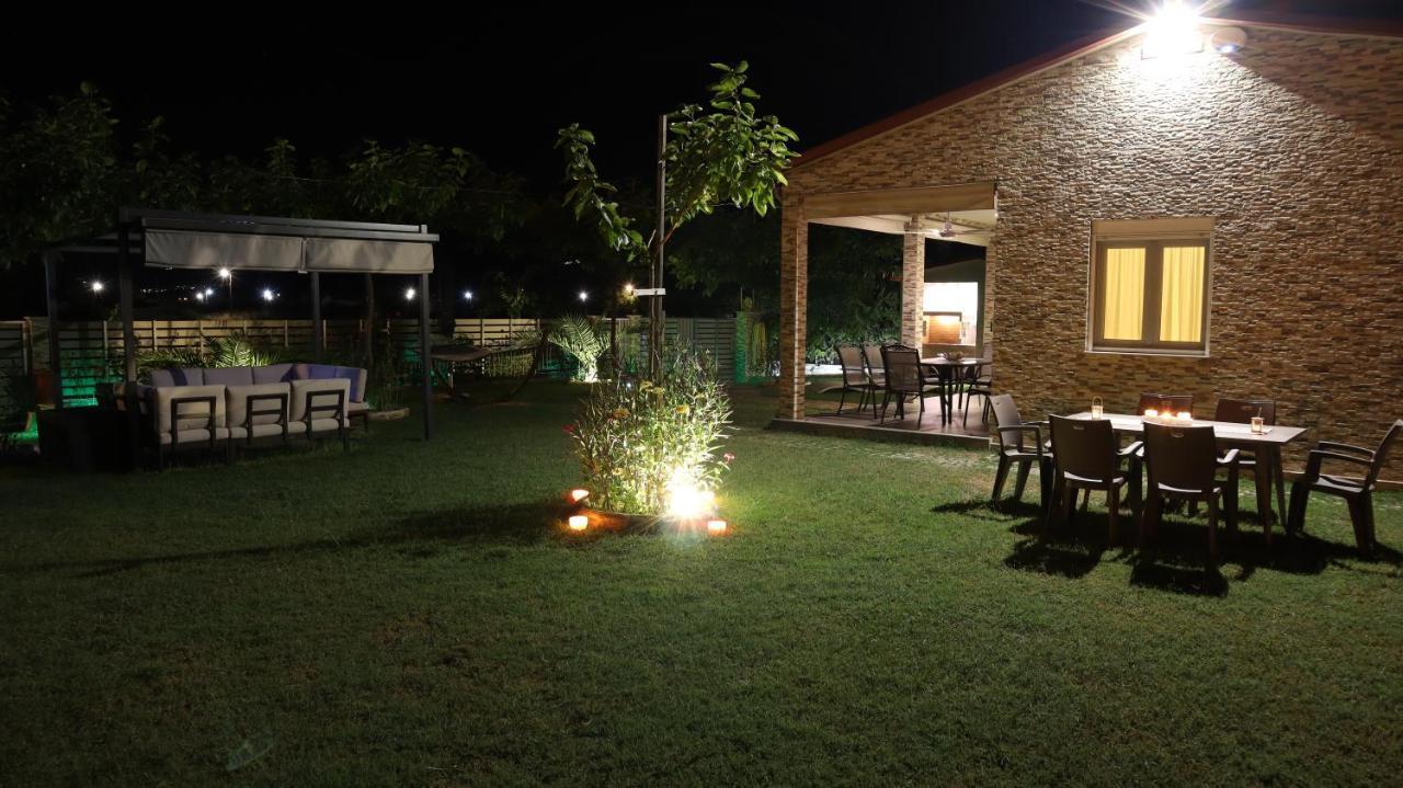 Costa Petra - Luxury Seaside Cottage With Garden - Vacation House For Families In Greece Néa Meságkala Extérieur photo