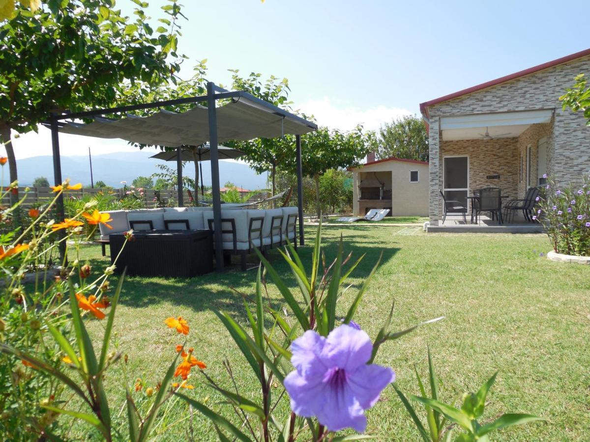 Costa Petra - Luxury Seaside Cottage With Garden - Vacation House For Families In Greece Néa Meságkala Extérieur photo